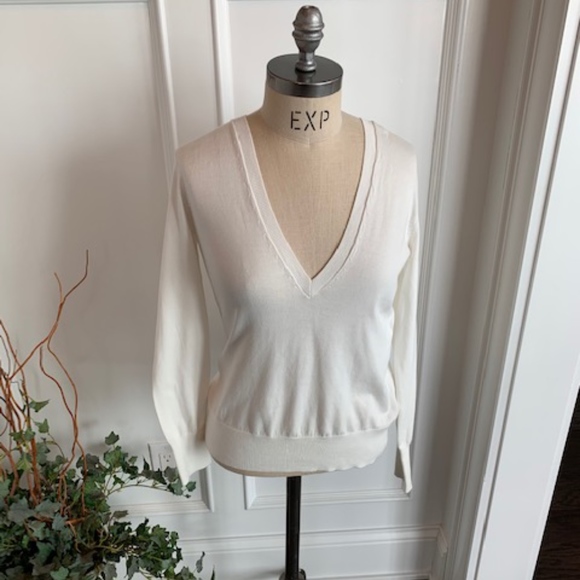 Banana Republic Sweaters - Banana Republic NWT Women's V-neck Spring Sweater